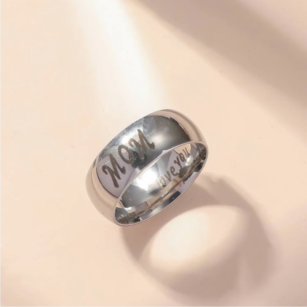 MOM “ I LOVE YOU “ Ring Size 8